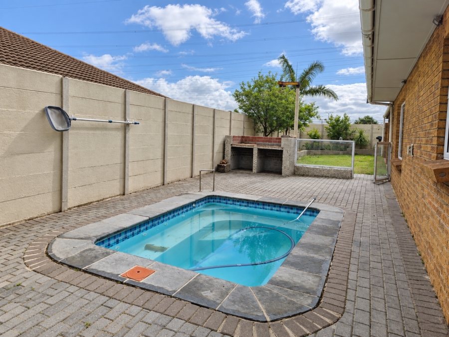 To Let 4 Bedroom Property for Rent in Rouxville Western Cape